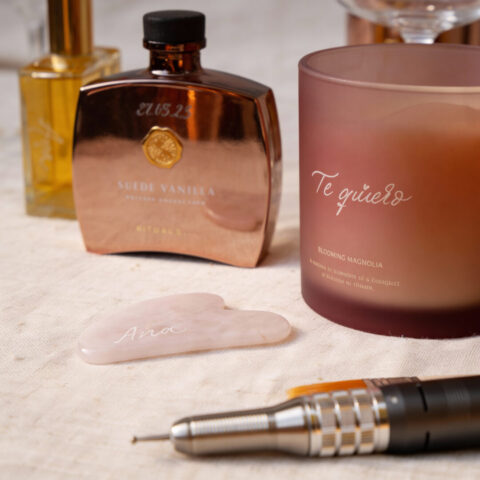 Grabado artesanal personalizado sobre perfume, vela aromática y piedra de cuarzo rosa con nombres y mensajes caligráficos