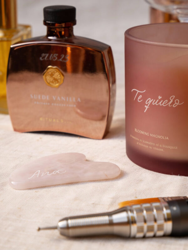 Grabado artesanal personalizado sobre perfume, vela aromática y piedra de cuarzo rosa con nombres y mensajes caligráficos