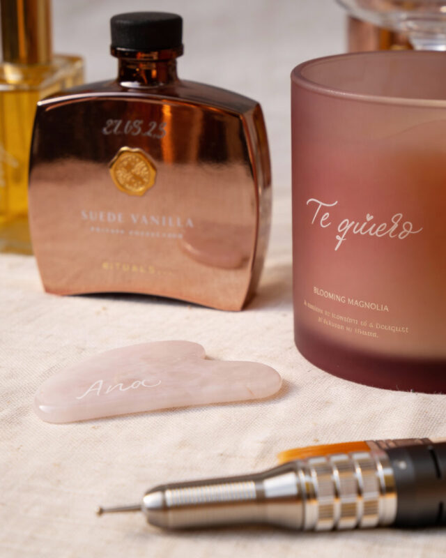 Grabado artesanal personalizado sobre perfume, vela aromática y piedra de cuarzo rosa con nombres y mensajes caligráficos