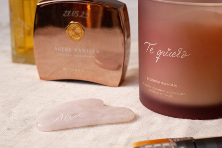 Grabado artesanal personalizado sobre perfume, vela aromática y piedra de cuarzo rosa con nombres y mensajes caligráficos