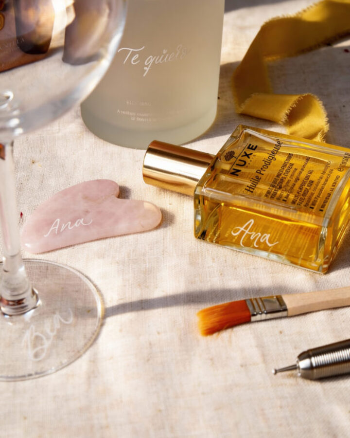 Accesorios de belleza con grabado personalizado incluyendo perfume con nombre y piedra de cuarzo rosa con iniciales artesanales