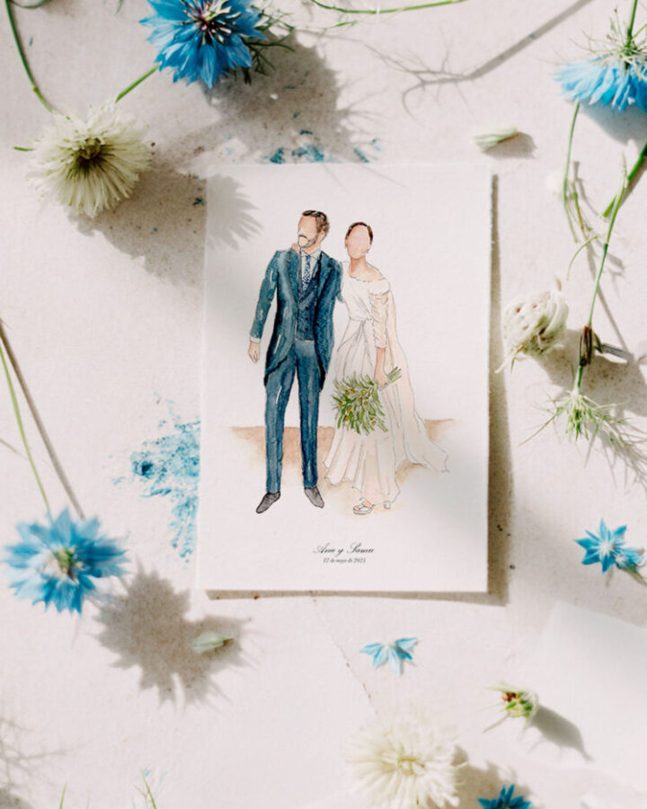 Ilustración en acuarela de pareja de novios pintada a mano con traje azul y vestido de novia sobre lámina personalizada con nombres y fecha
