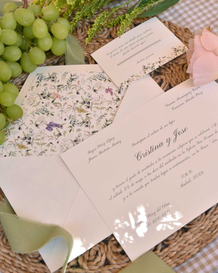 Conjunto de invitación de boda Olivo con sobre forrado de flores silvestres, tarjeta y caligrafía elegante sobre papel crema