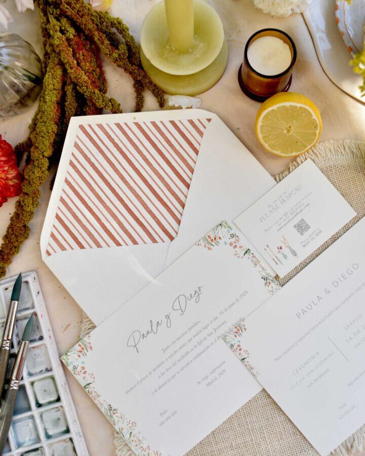 Conjunto de papelería de boda colección Bloom con invitación, sobre con forro de rayas y tarjetas complementarias en ambiente natural