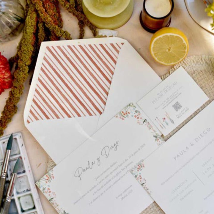 Conjunto completo de invitaciones de boda con tipografía caligráfica, detalles florales en acuarela, sobre forrado a rayas y tarjeta de confirmación