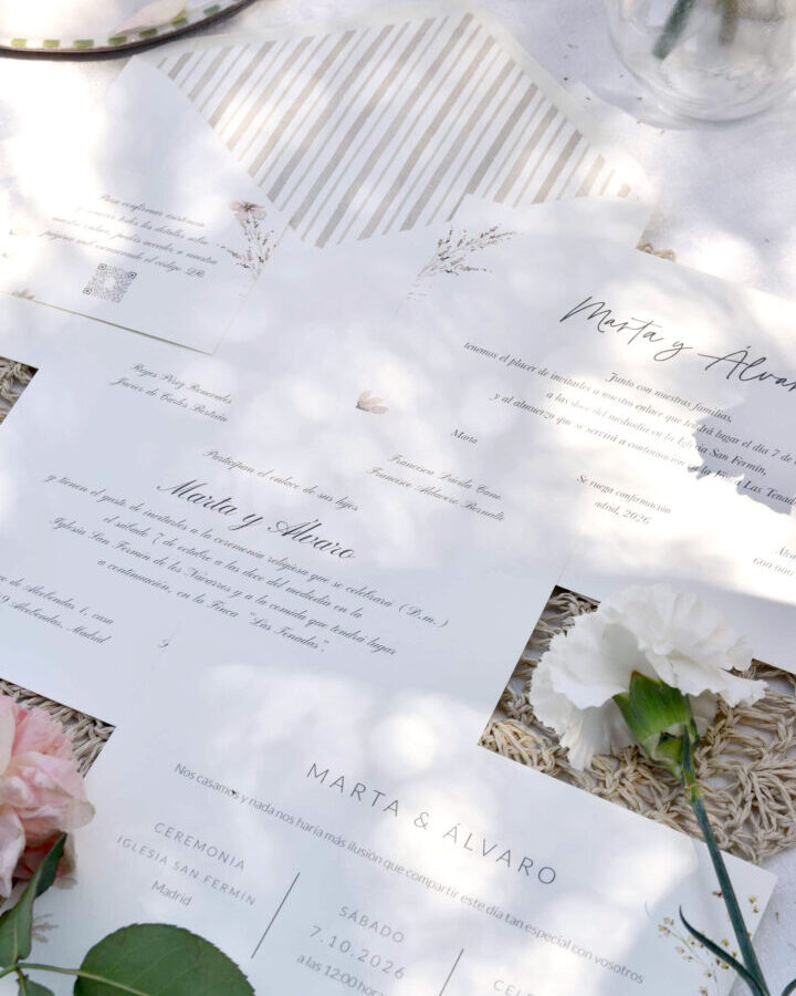 Vista cenital del conjunto completo de papelería de boda colección Birdie con todas las piezas artesanales presentadas sobre superficie natural