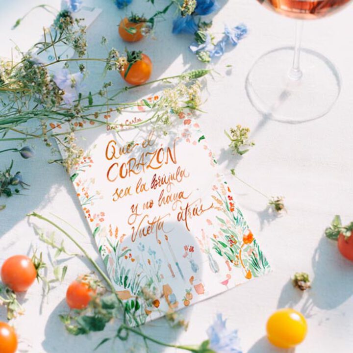 Lámina artesanal con frase motivadora escrita en caligrafía a mano y decorada con ilustraciones botánicas en acuarela sobre fondo claro