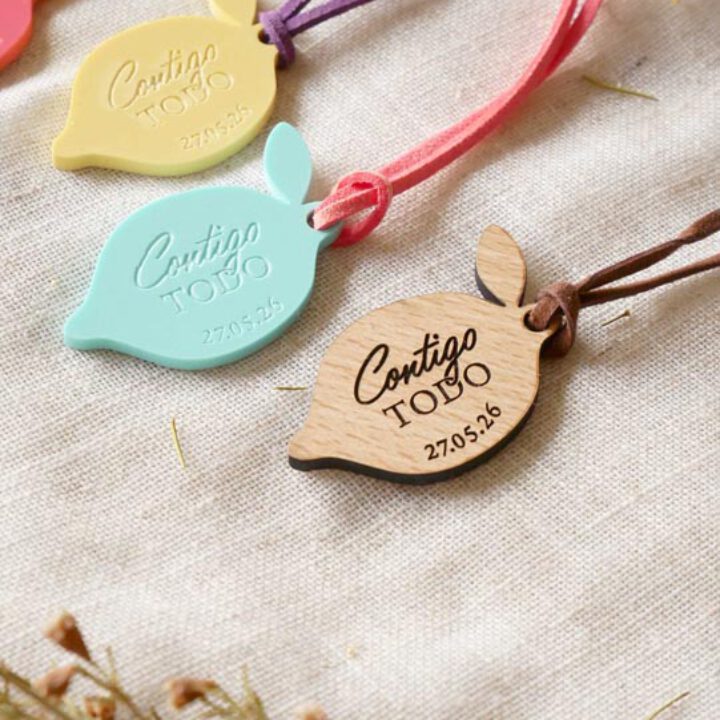 Llaveros artesanales con forma de manzana en madera y metacrilato de colores con grabado personalizado y cordón decorativo