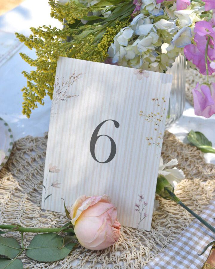 Mesero de boda con número de mesa caligráfico y diseño delicado modelo Brisa sobre papel premium de alto gramaje