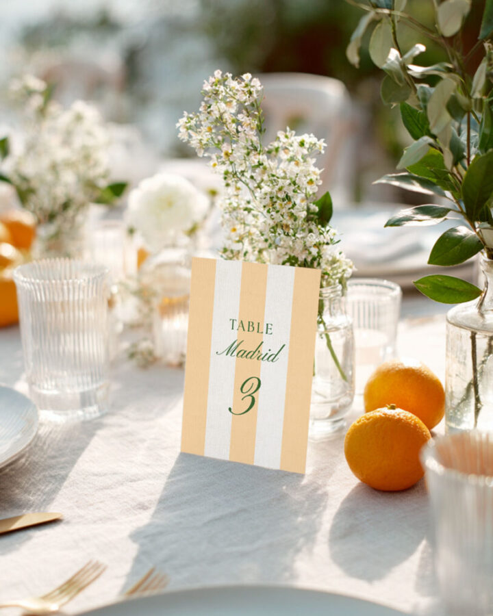 Mesero boda formato vertical band dorada tipografía caligráfica creaciones originales papel premium mesa elegante