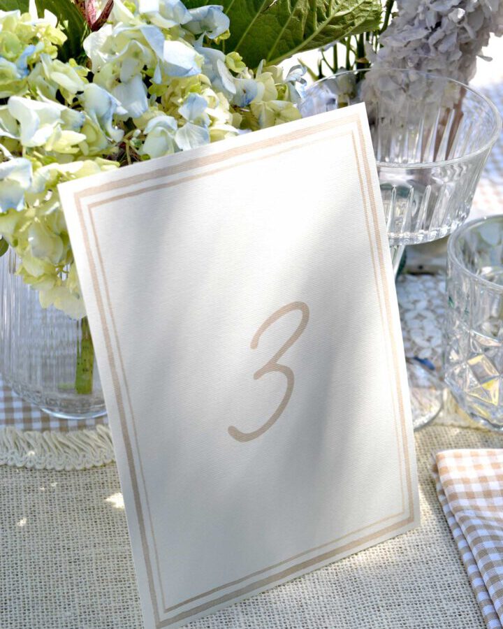 Mesero boda número 3 marco dorado pintado a mano papel premium tipografía caligráfica invitado