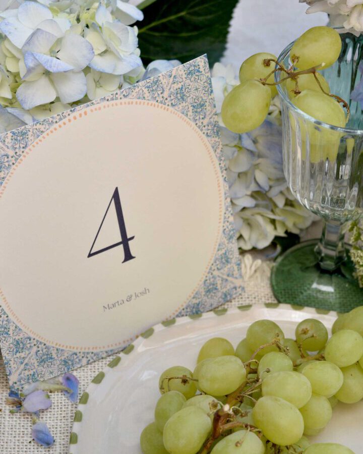 Mesero boda número 4 formato cuadrado papel beige diseños propios tipografía negra moderna mesa