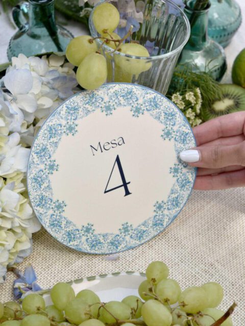 Mesero redondo de boda con número de mesa y elegante cenefa floral pintada a mano en acuarela en tonos azules y turquesa