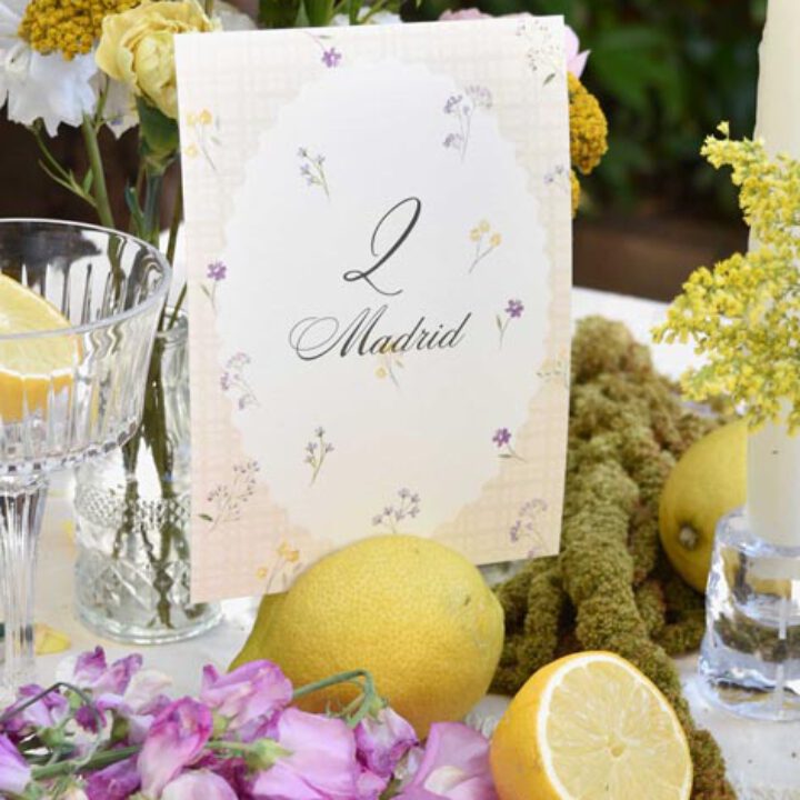 Mesero de boda con número dos y nombre Madrid decorado con flores en acuarela entre limones, musgo y flores rosas y amarillas