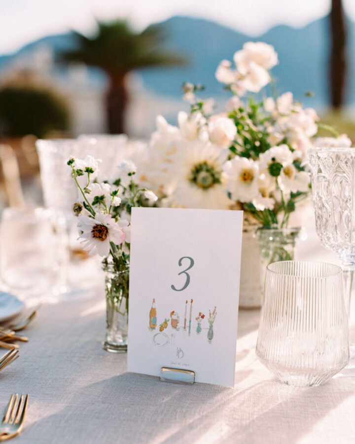 Mesero de boda con número de mesa y motivos florales delicados pintados a mano en acuarela sobre papel premium