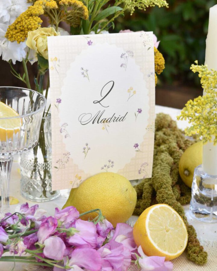 Mesero de boda artesanal con diseño toscano pintado en acuarela a mano con motivos de limones y flores de lavanda sobre papel texturizado