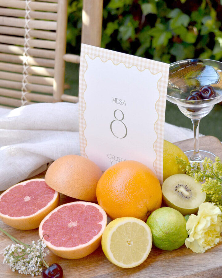 Mesero de boda con diseño de estampado vichy a cuadros y número de mesa caligráfico sobre papel premium de alto gramaje