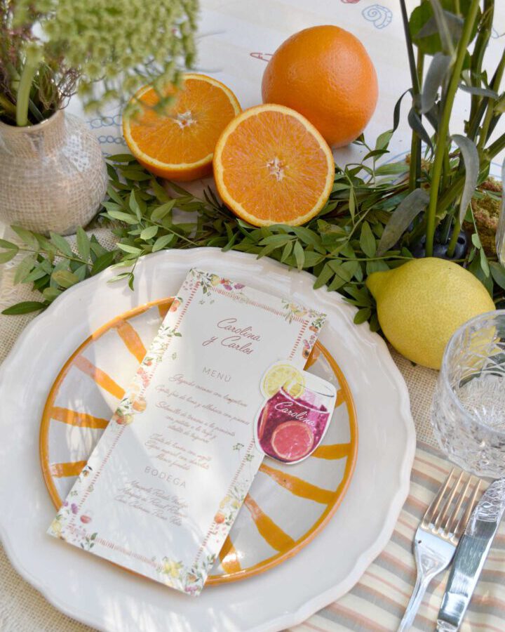 Minuta de boda con ilustraciones de naranjas, limones y hojas pintadas a mano en acuarela sobre papel premium