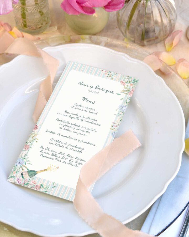 Minuta de boda con ilustraciones de pájaros y flores silvestres pintadas a mano en acuarela sobre plato de porcelana