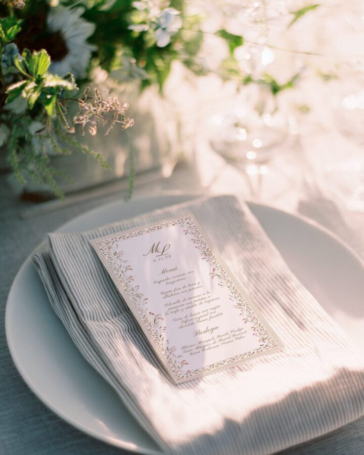 minuta-menu-de-boda-vintage-con-flores-en-tonos-neutros-y-cuadros-vichy-en-los-bordes-en-acuarela