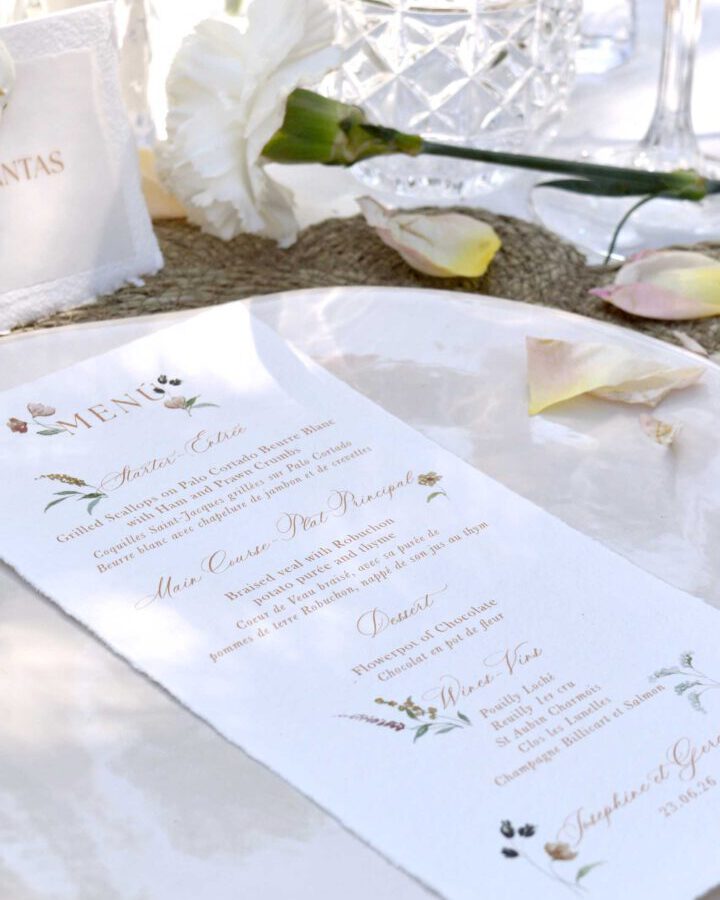 Minuta de boda con diseño minimalista de hojas y ramitas pintadas a mano en acuarela sobre papel premium de alto gramaje