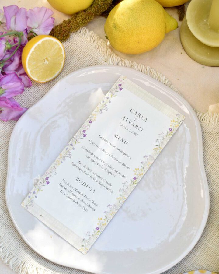 Minuta de boda estilo toscano con motivos florales de lavanda pintados a mano en acuarela sobre papel premium de alto gramaje