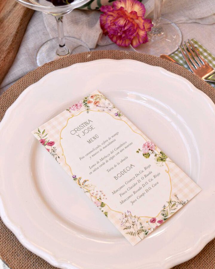 Minuta de boda coleccion Vichy con borde de cuadros provenzal y ramo floral pintado en acuarela sobre plato de ceramica rustica