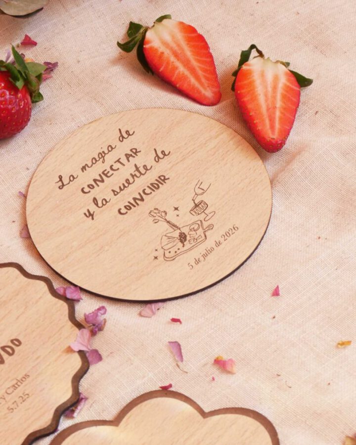 Posavasos redondo de madera modelo Clásico con frase romántica grabada en caligrafía junto a fresas frescas y decoración natural