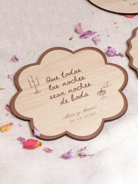 Posavasos personalizado para boda en madera con forma de flor, mensaje grabado, nombres de los novios y fecha de la celebración