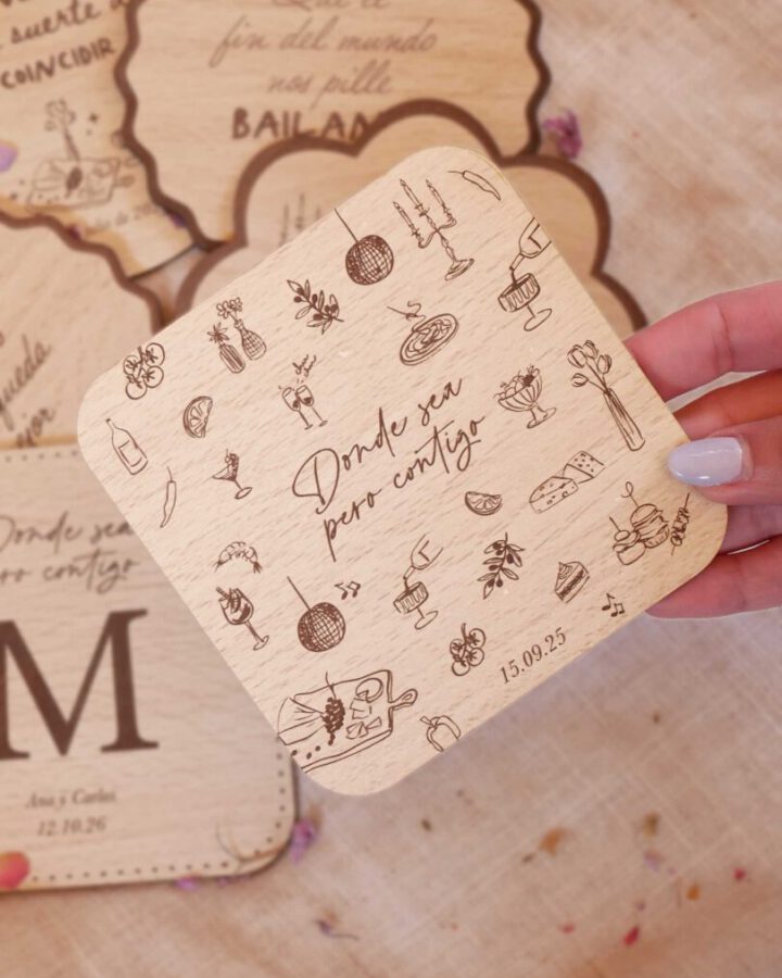 Posavasos de madera con esquinas redondeadas modelo Ilustrado grabado con iconos gastronómicos y frase caligráfica personalizada