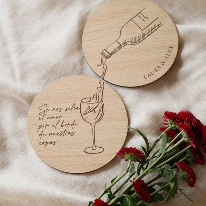 Dos posavasos redondos de madera con grabado láser de ilustración de botella de vino y frase romántica personalizada con nombres