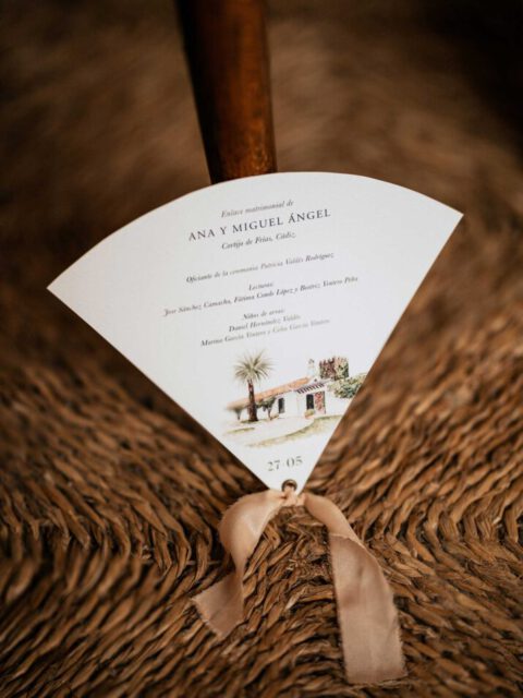 Invitación de boda original en formato abanico con ilustración de ermita pintada a mano en acuarela y tipografía elegante